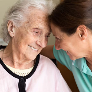 مراقبت از سالمند مبتلا به آلزایمر توسط پرستار در منزل